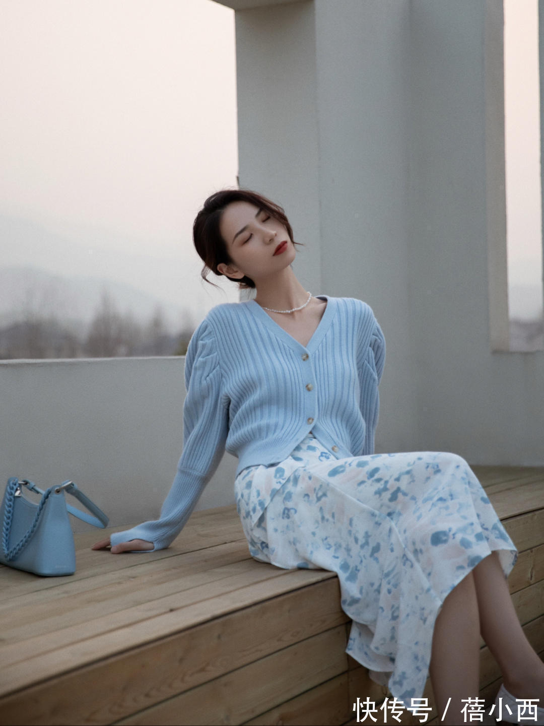 针织开衫 针织衫穿出“奶奶辈”的感觉?来看这位博主的穿搭,全是实用干货