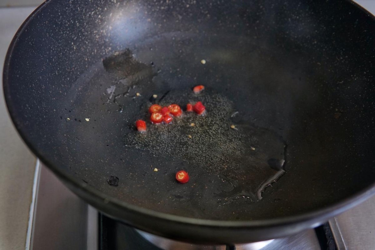 莲藕最下饭的做法，脆嫩亮白不发黑，吃起来比肉香
