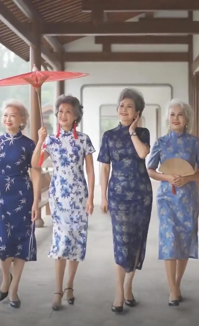 旗袍裙|谁说中国大妈不时髦？这群“时尚奶奶”穿旗袍火到国外，太长脸了