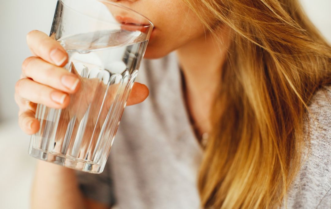 手机|宝妈月子期间玩手机,这五大危害你都知道吗可能会影响终生