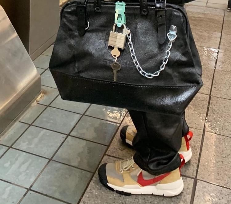 nike 铁锤击打、碎玻璃刺、冰冻、水淋都不是问题,真正的极限运动鞋