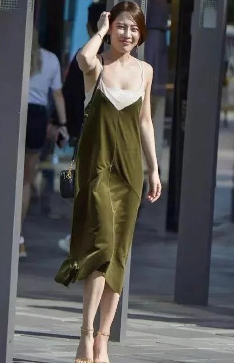 街拍:明眸善睐的美女,身穿拼接连衣裙,尽显完美气质好身材