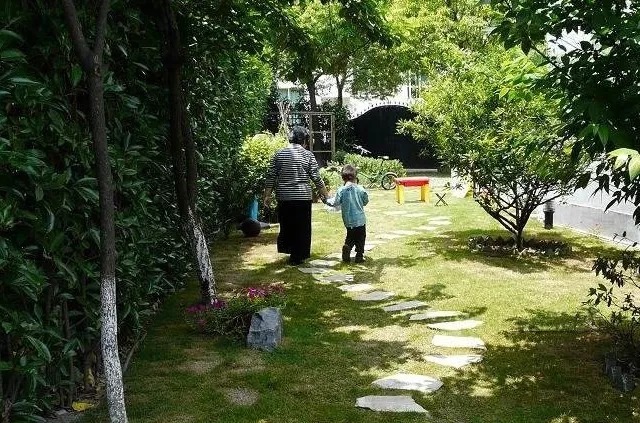 孙子打针奶奶却火了!祖孙俩表情神同步,网友:真是亲孙子