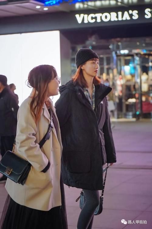  路人甲|【路人甲街拍】12-15/黑色羽绒服才是永不过时的冬季神款