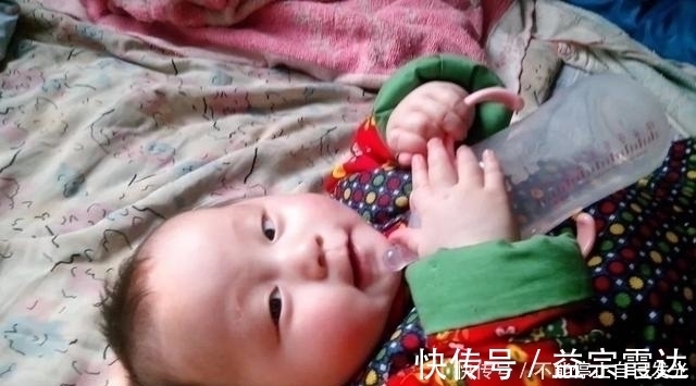 萱爸|“脚扶奶瓶”的喝奶宝宝火了,开发奇葩吃奶姿势,网友骨骼清奇
