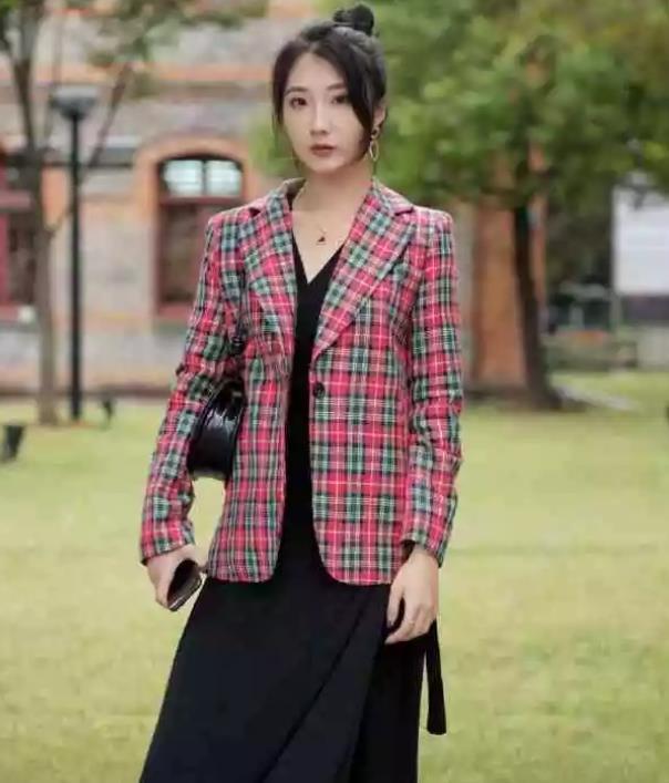 街拍:一起逛街的小姐妹,貌美如花,笑容甜美可爱