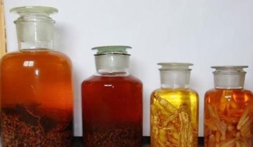 药酒|乡下的野草，泡水泡酒都行，堪称男人的“宝”，60岁老汉重回年轻