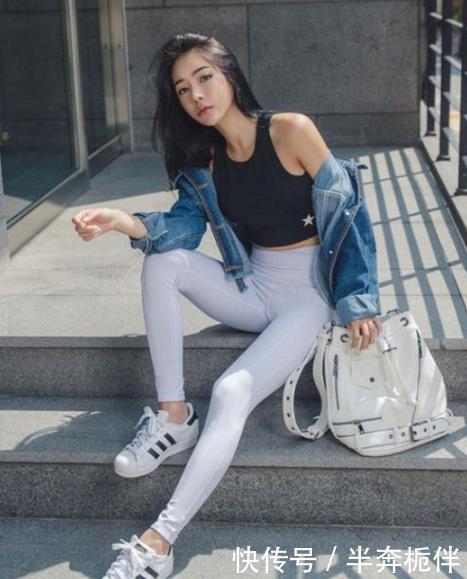 街拍性感紧身打底裤小姐姐,还能体现不一样的青春气质