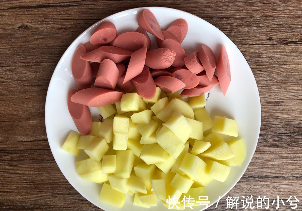 土豆和火腿搭配，加入一把孜然，随手一炒就是一道下饭菜