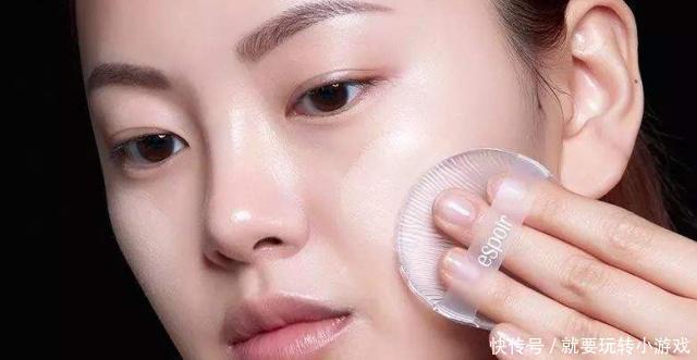 涂抹|化妆几年才知道,粉底液不用来涂抹的,难怪总是卡粉还冒油光