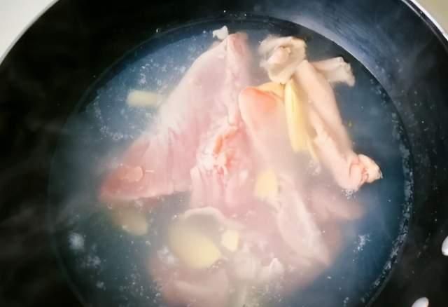 做凉拌鸡丝,开水下锅还是冷水下锅?记住3点,鸡肉鲜嫩滑不柴