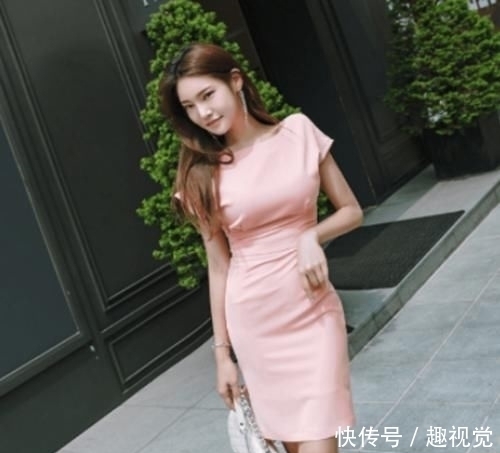 30岁辣妈浅色连衣裙,时尚优雅,绽放出辣妈独特风范