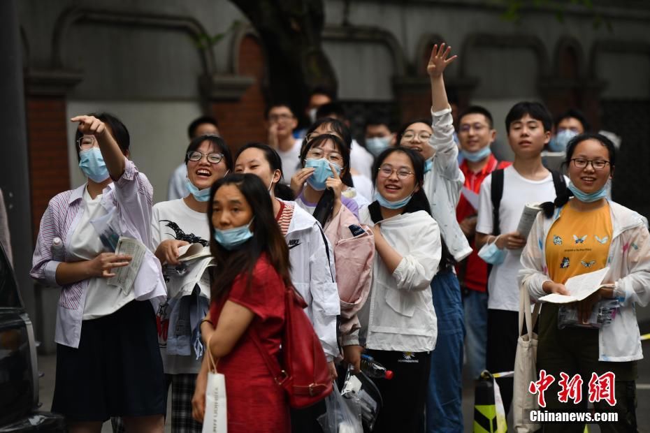 考场|2021年中国高考拉开序幕 1078万名考生赶赴考场