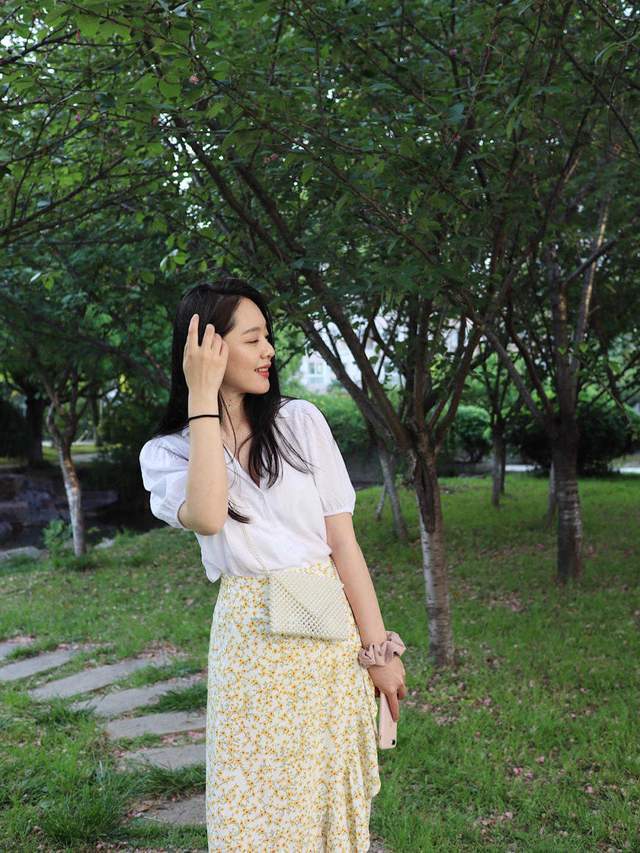 小蛮腰|初秋,2、30岁小姑娘这样穿,衬衫配印花裙简约洋气,氛围感十足