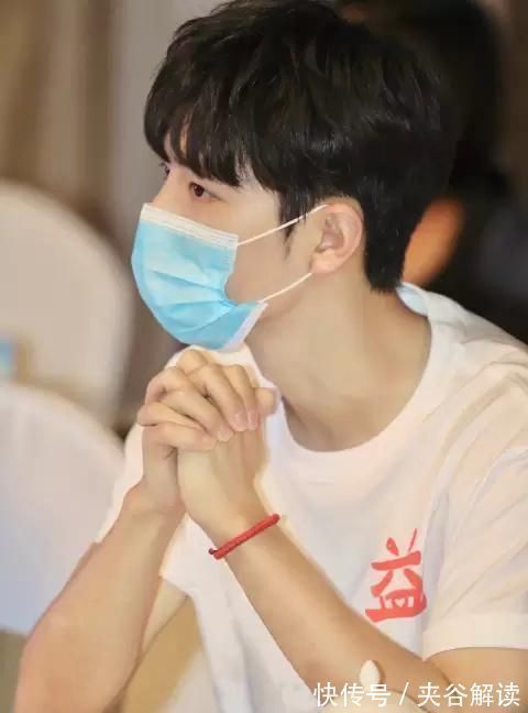 |肖战大学登报纸被扒,粉丝看到内容搞笑又骄傲,在哪里都闪闪发光