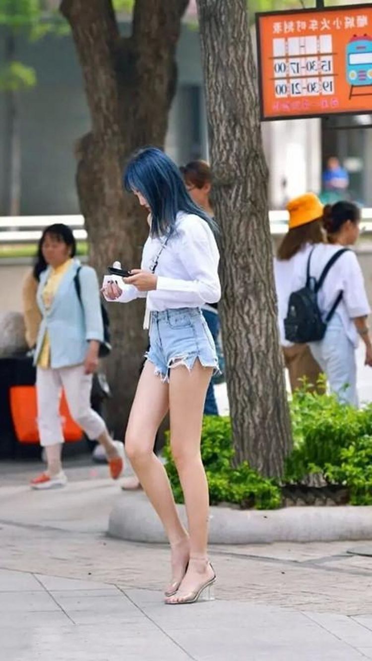 超短裤|街拍:时尚白色吊带搭配超短裤,清纯配色太舒适,简约搭配显气质