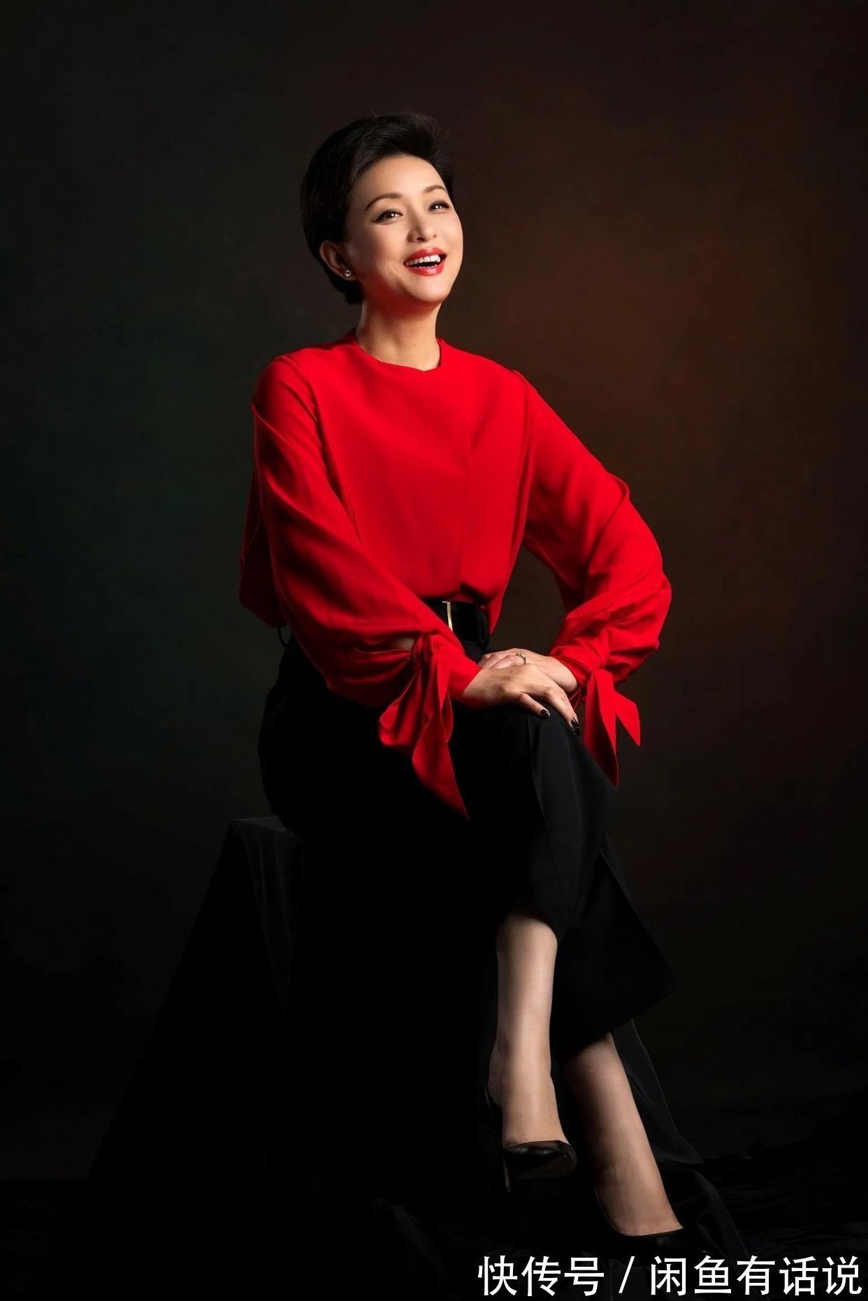 女性|杨澜真是精致的中年阿姨,穿红衣配黑裤优雅端庄,看着就有高级感