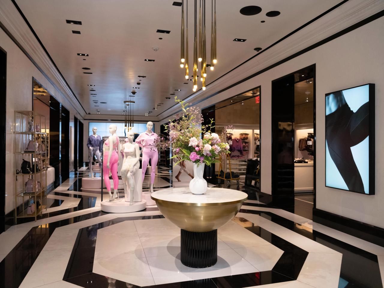 女装日报|维密纽约第五大道旗舰店重开，大码模特代替“天使”成C位