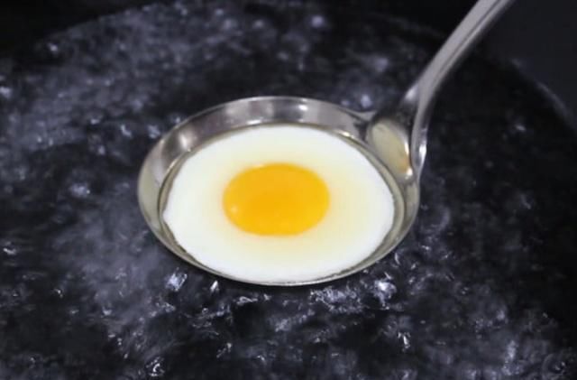 煮荷包蛋，学会这个方法，荷包蛋不散花，又圆又香又嫩