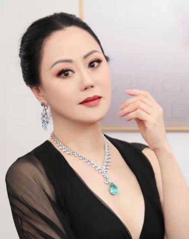 气质|章小蕙这富态气质绝了!戴5条宝石项链亮相活动,雍容贵气太耀眼