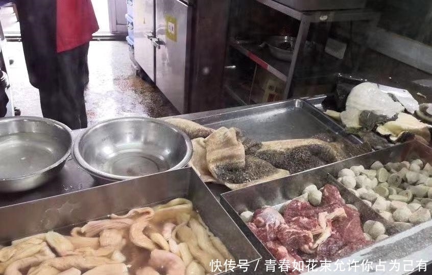 广西最霸气的牛杂大排档,一天卖几百斤牛杂,楼上楼下几百人同时吃