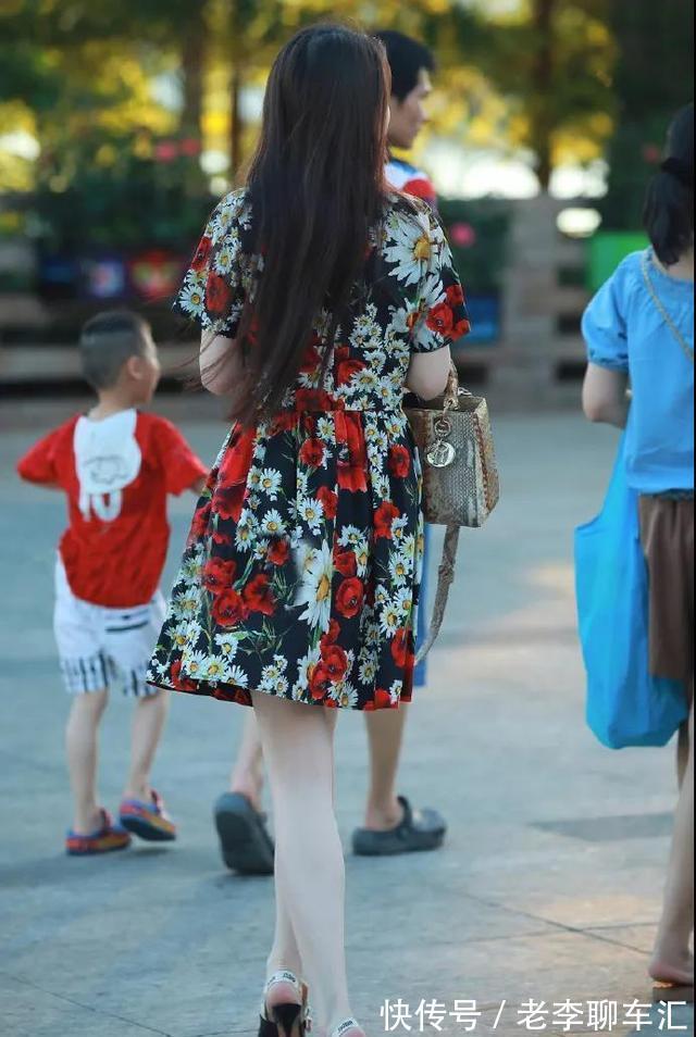 高跟鞋|女生穿搭碎花裙，感受夏日的别样风情，潇洒美丽又有韵味