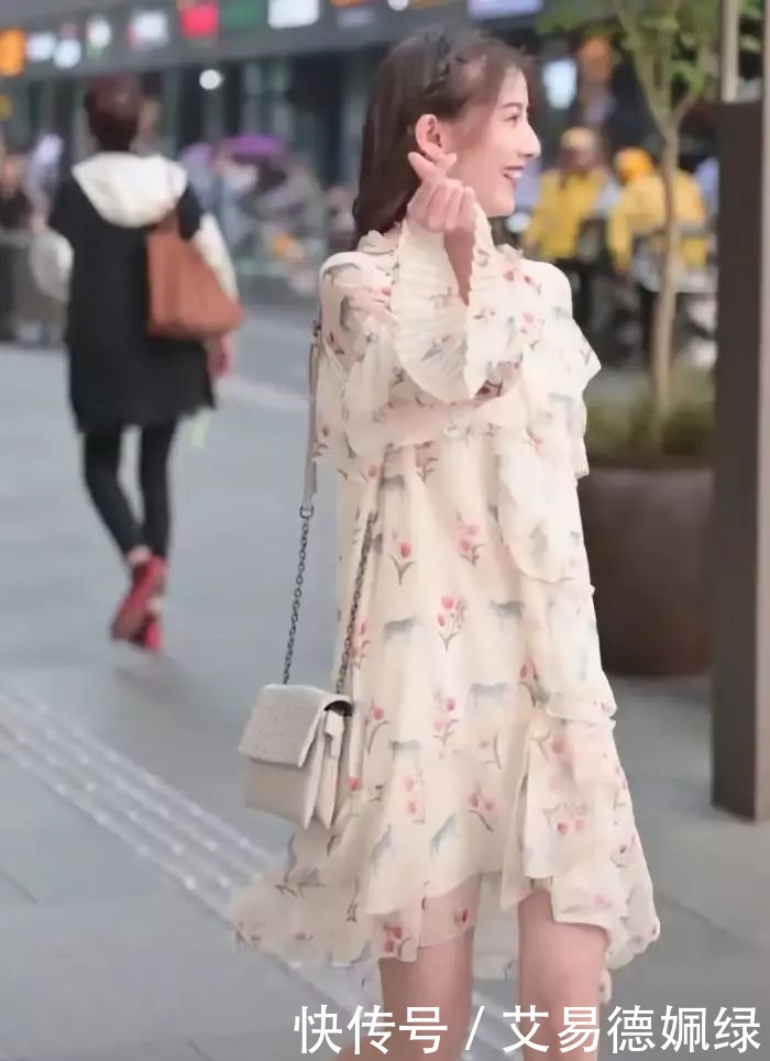 堪称|女生别再穿凉鞋了,试试这款“假裸鞋”,搭印花裙堪称今年最美