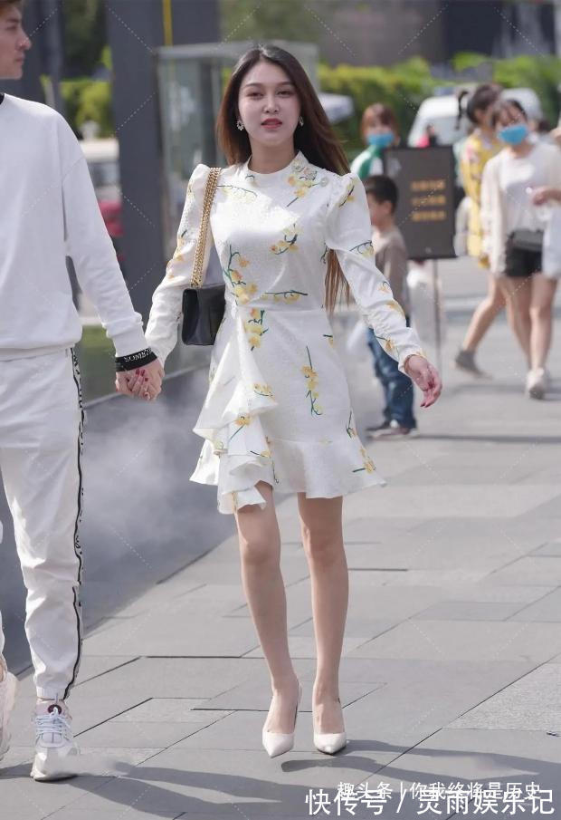 女孩 气质女孩这样穿,白色连衣裙搭配尖头高跟,瞬间凸显个人魅力