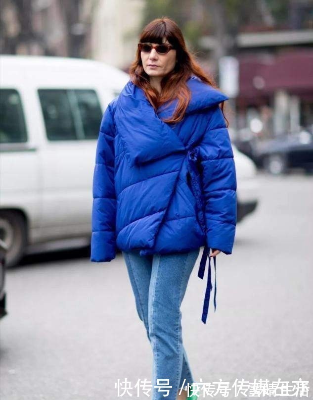 穿搭|女人买羽绒服，就选这3个颜色，显白显年轻，明年穿都不过时