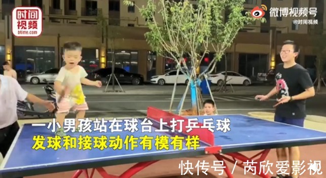 乒乓球|厉害了!2岁萌娃模仿马龙陈梦孙颖莎打球,妈妈:孩子对乒乓球很感兴趣
