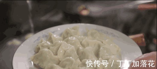 煮饺子，不要开锅就直接丢进去，牢记3点，饺子不破皮不粘还好吃！