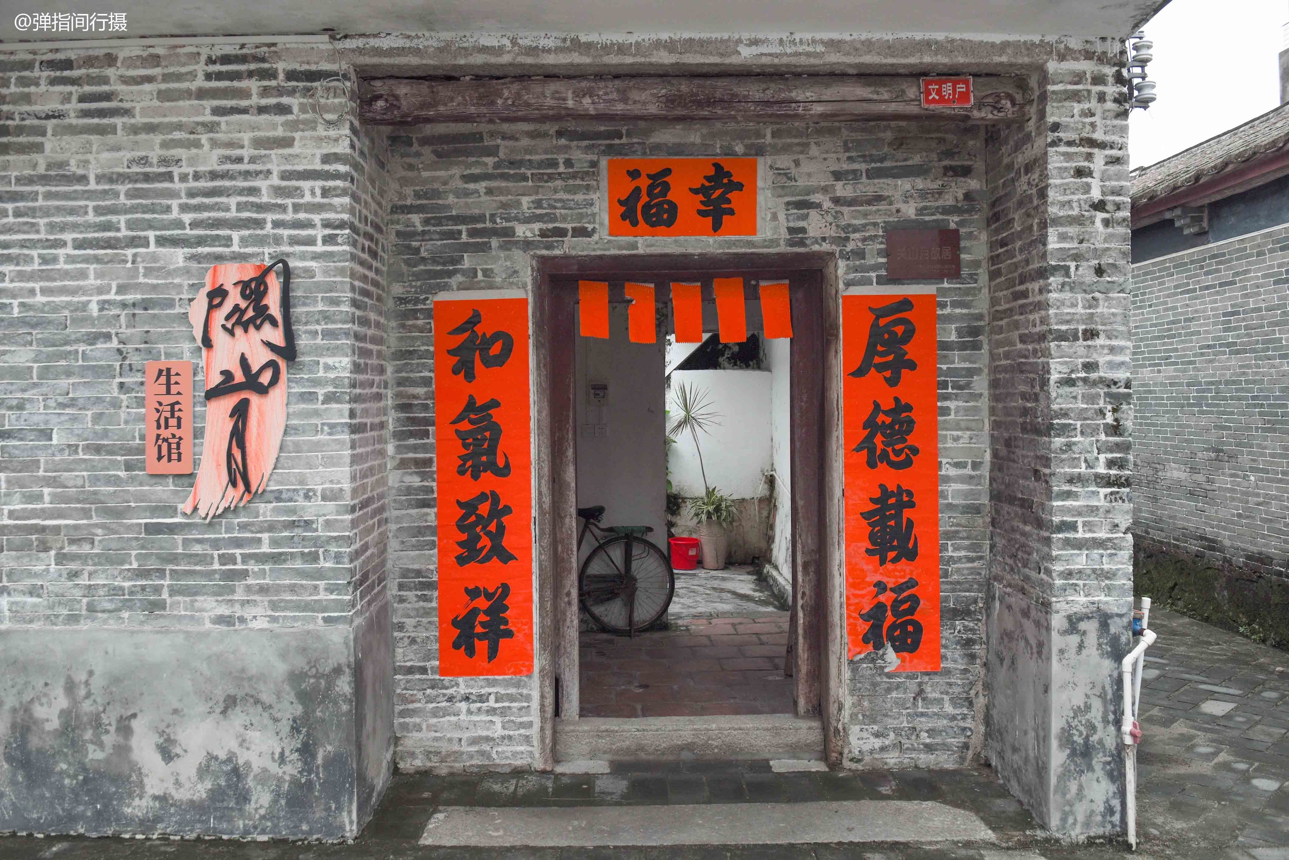 大师@绘画大师出于寒门,幼时曾撕邻居家对联画画,如今作品每平尺28万