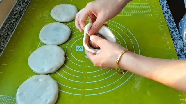 绿豆沙馅|半烫面馅饼，皮薄馅大，放凉了也不会硬，做法简单，老少都爱吃