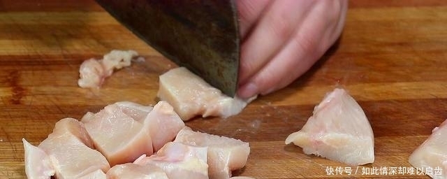 我家鸡肉从不炒着吃,淋入1个鸡蛋,简单一做,比红烧肉还馋人