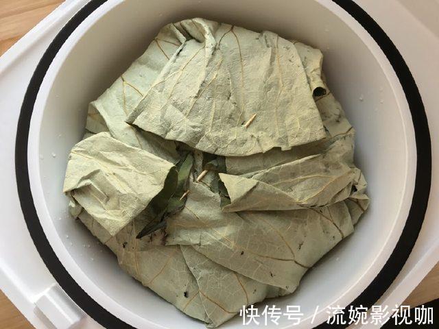 让人欲罢不能的荷香排骨饭，当饭又当菜，荷香渗透到排骨里