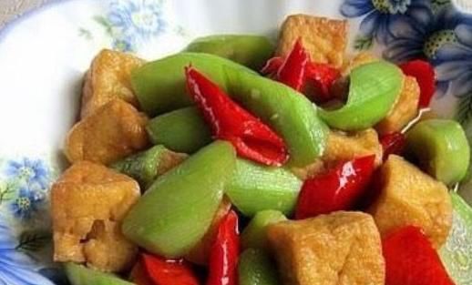 越來(lái)越|女性不想皺紋滿臉，多吃此菜，補(bǔ)水保濕，活血調(diào)經(jīng)，身體越來(lái)越好