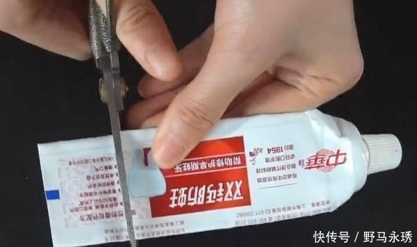 家人|用完的牙膏皮别扔了,剪几刀放在家里特别“值钱”,快告诉家人
