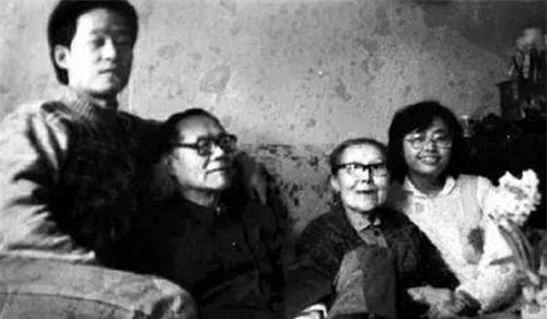 终于|初恋嫌她出身不好另娶他人,她痴心苦等52年,78岁终于嫁给他