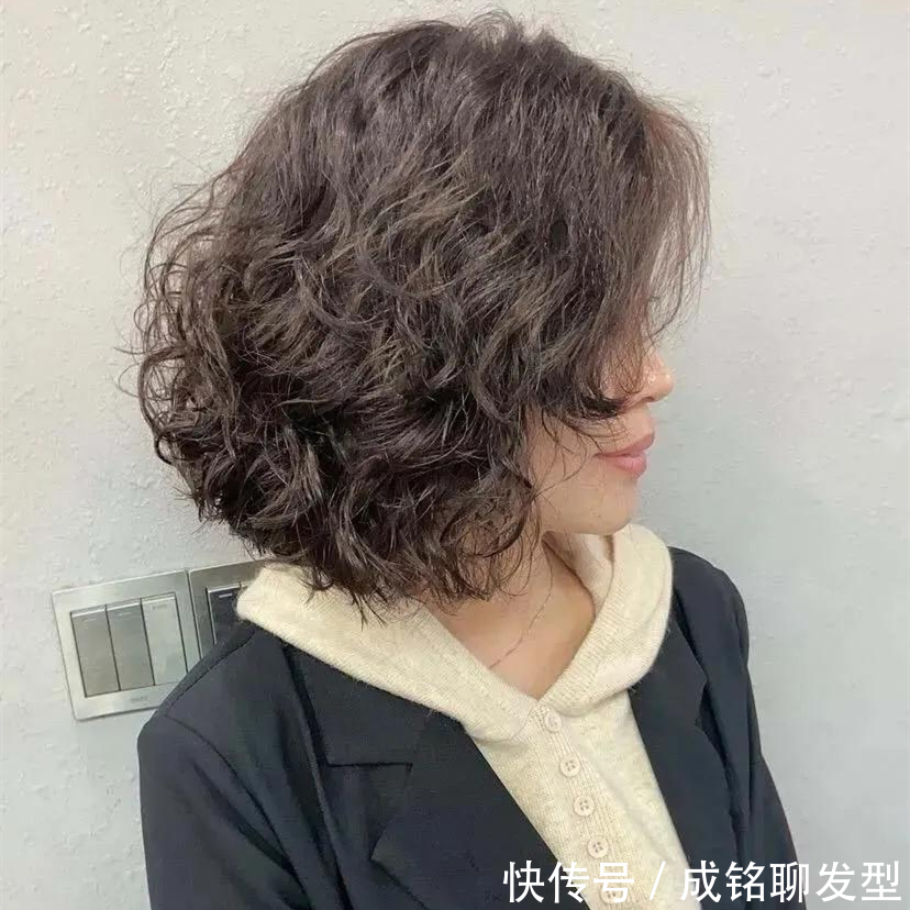 发色 今年全头烫发太火了,年轻人烫洋气,中年人烫时髦,老年人烫减龄