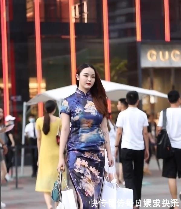 旗袍 人来人往的广场,旗袍女孩才是时尚的主角