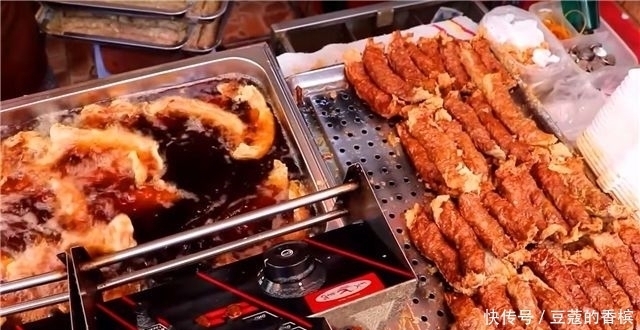 金色|夫妻街头卖“金色”小吃,10元一份不讲价,一天上百斤都不够卖!