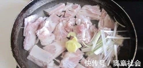 为啥排骨焯水后又腥又臭？看到大厨操才明白，原来用错“水”了