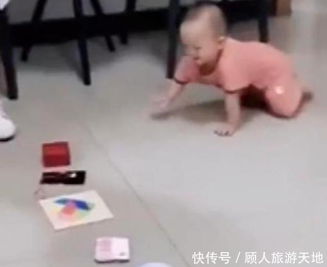 选择|全家围观孩子“抓周”,宝宝径直爬向这玩意,奶奶低呼这下完了