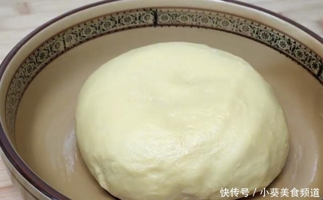 面粉里加3个鸡蛋,不用烤不用烙,比馒头简单,比包子好吃,解馋