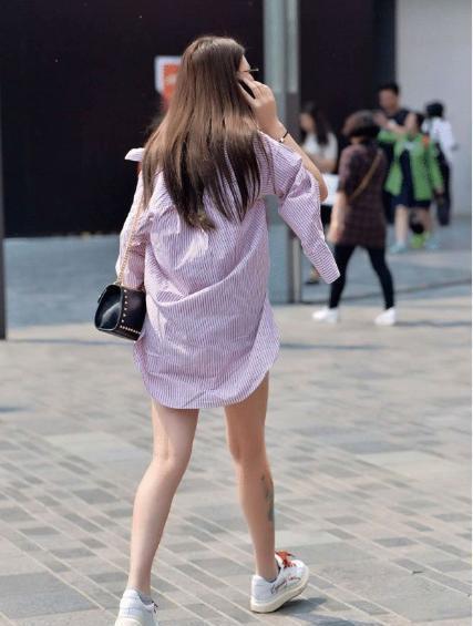 时尚|美女街拍:单肩粉红条纹T恤搭配白色运动鞋,宽松舒适,简约大方