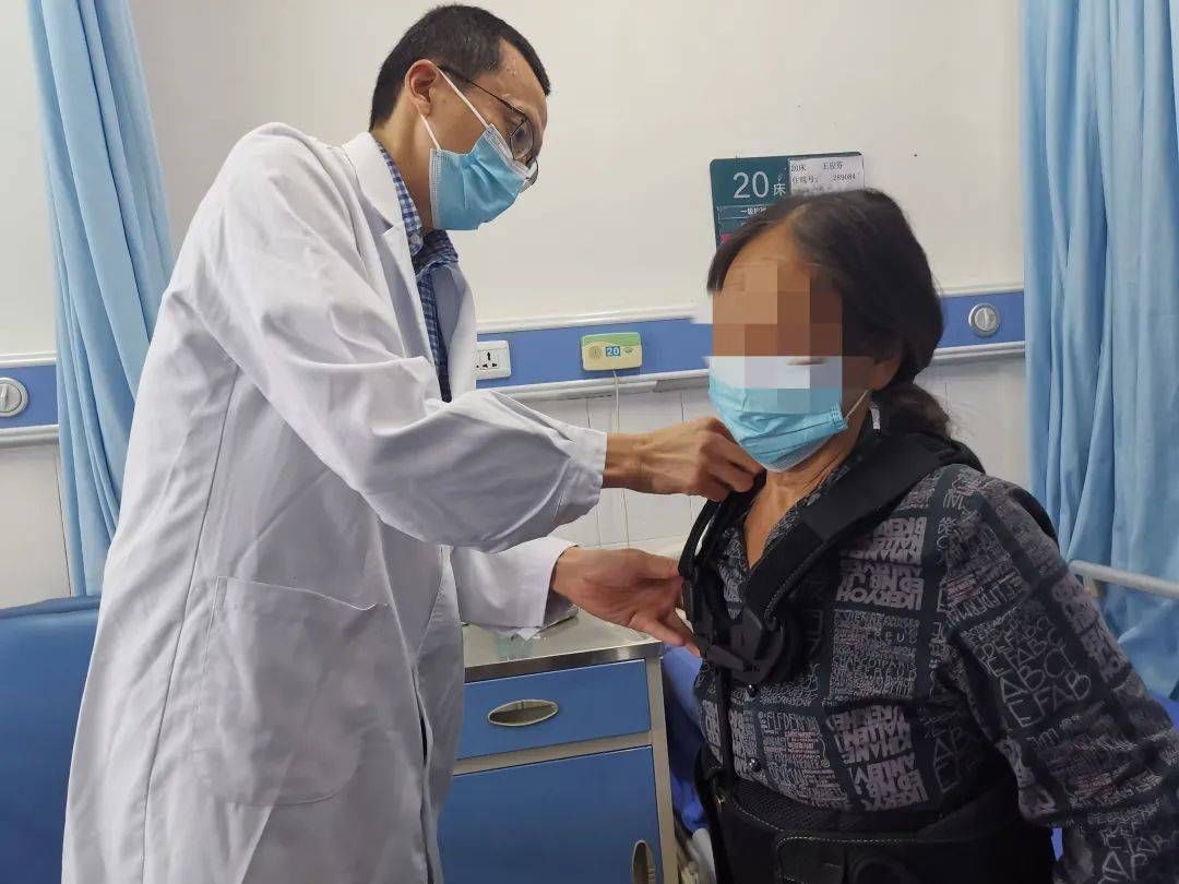 灾区|在泸县地震灾区一线，这位医生为伤员完成了一场高难度手术