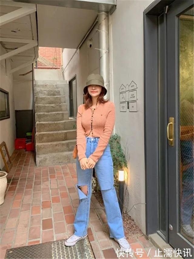 针织衫 女人不要再把“衣角”塞裤子了,今夏流行这么穿,时髦显瘦又显高