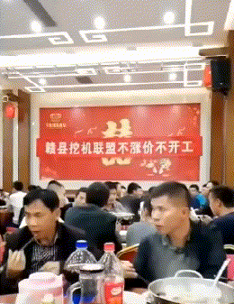 |搞笑GIF趣图:你能不能不要像一个磨人的小妖精,我还有事呢?