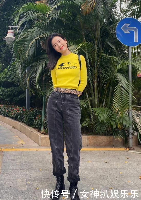 身材|都说牛仔裤是检验身材的唯一标准,看完当红小花的演绎,一点不假