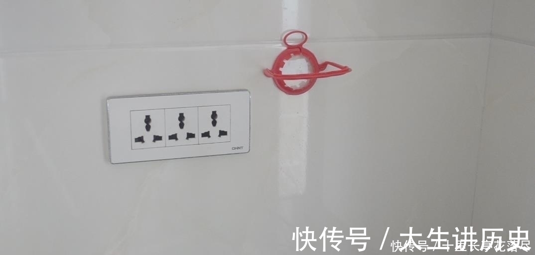 妙用|桶装水上的塑料提手别扔了,留在家里有大用处,看完去试试